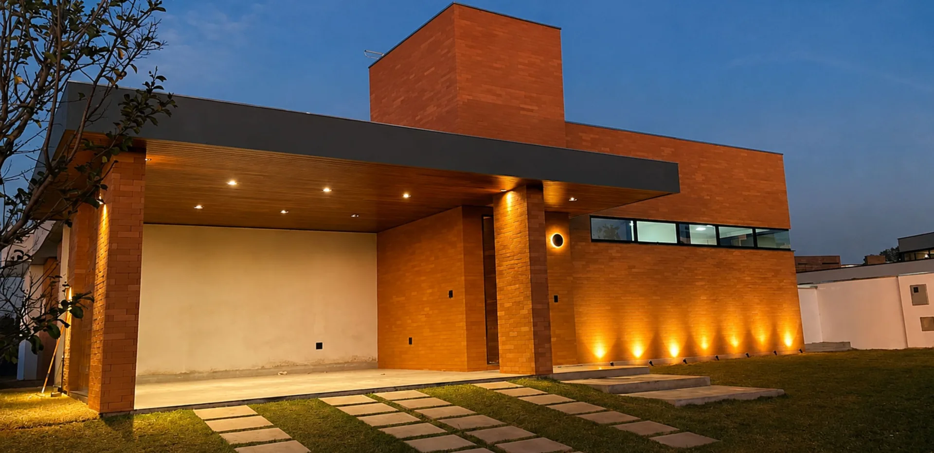 Fachada em tijolos iluminada ao entardecer