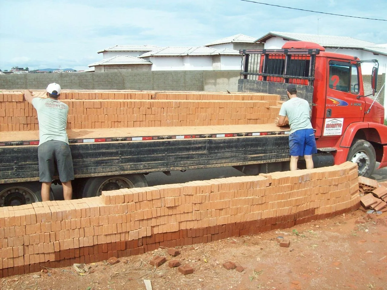 Tijolos e transporte na obra