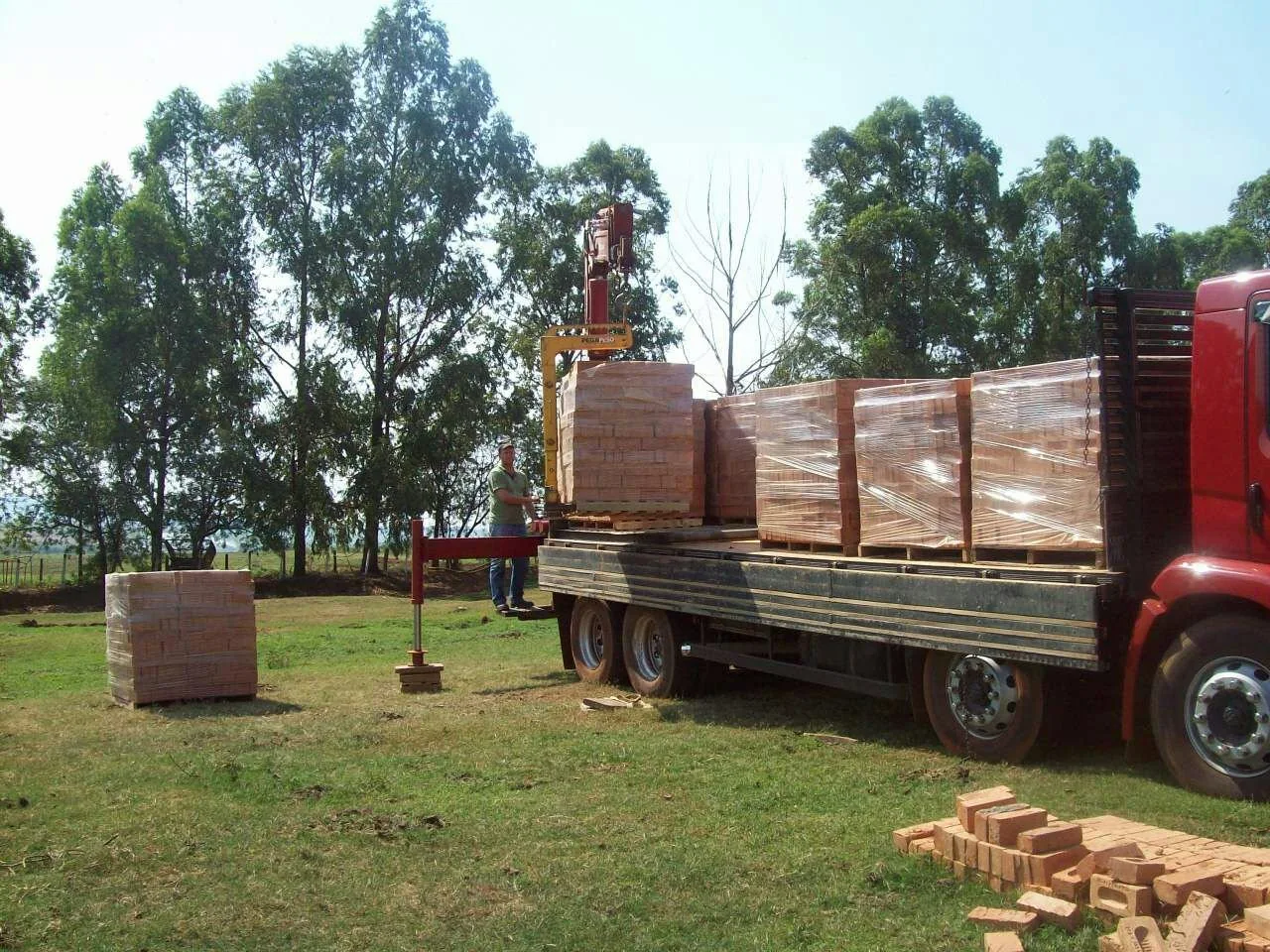 Entrega de tijolos na obra