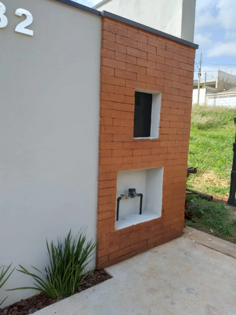 Tijolos aparentes na fachada