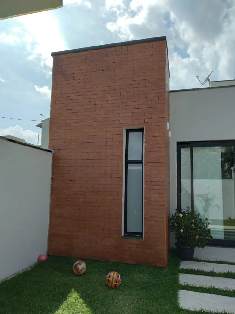 Fachada com tijolos aparentes