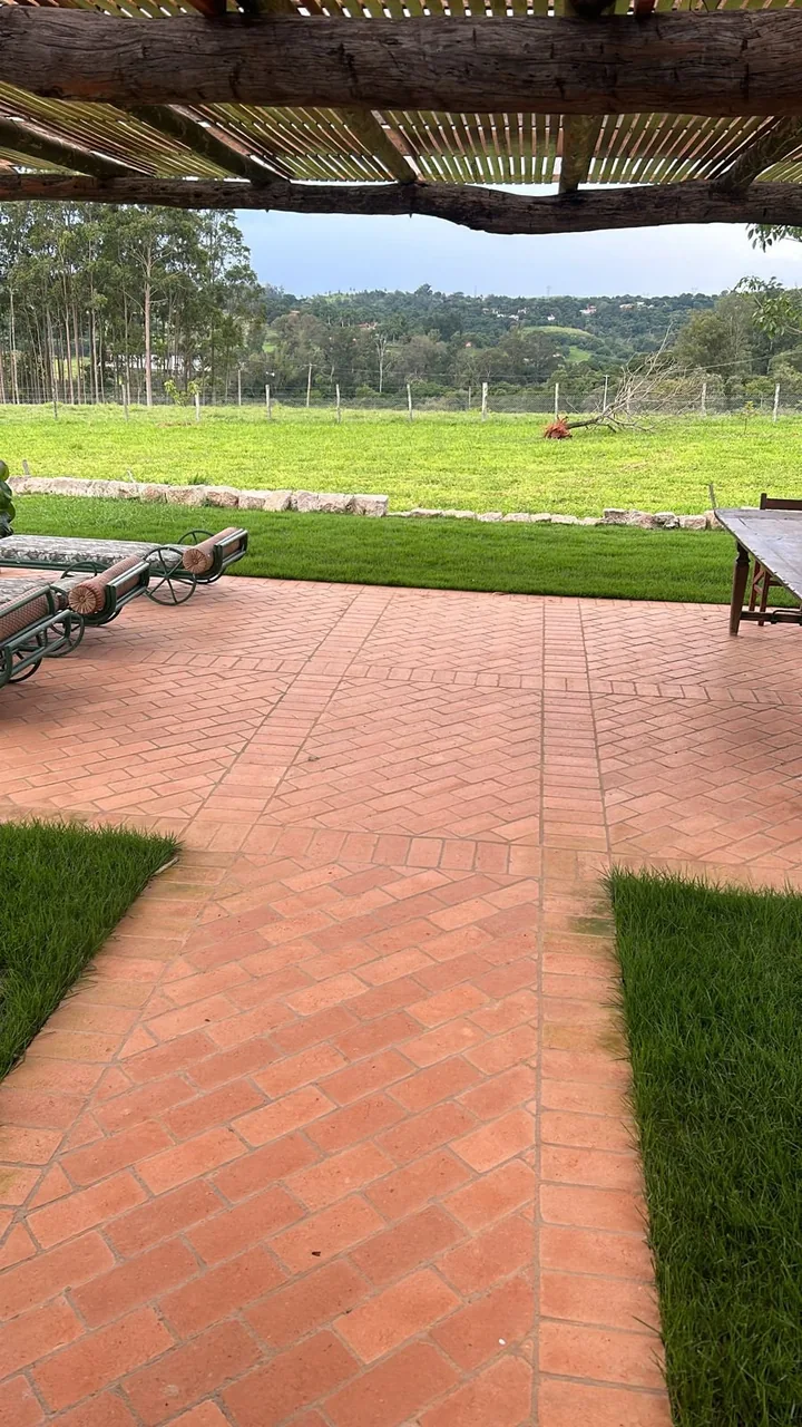 Piso cerâmico em área coberta
