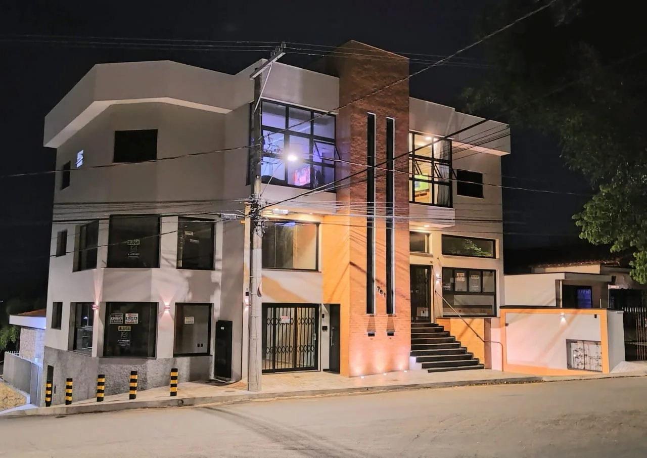Fachada iluminada à noite